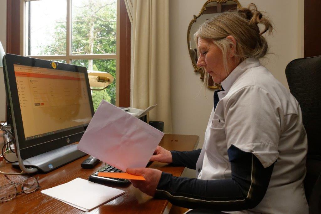 Dr achter bureau